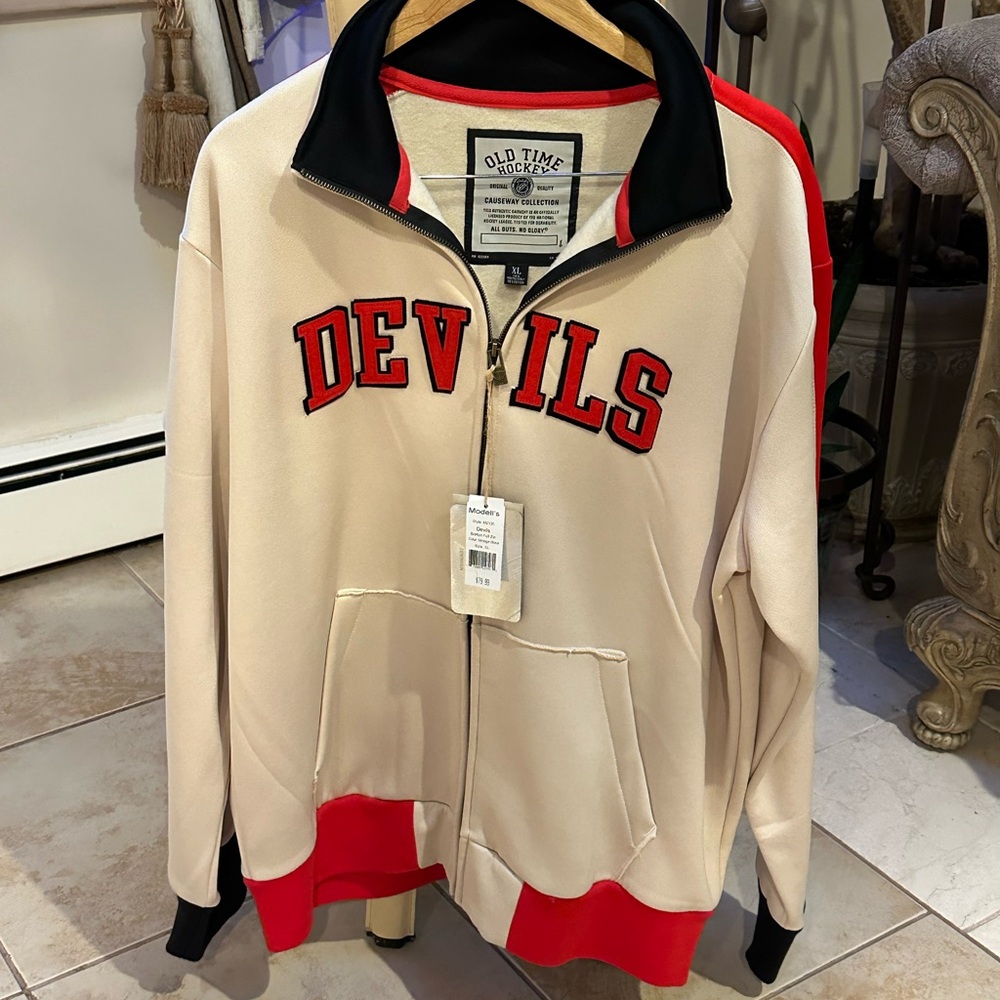 NHL HOCKEY DEVILS SWEATSHIRT SIZE XL. Cream and Red Men's Jacket NWT VTG